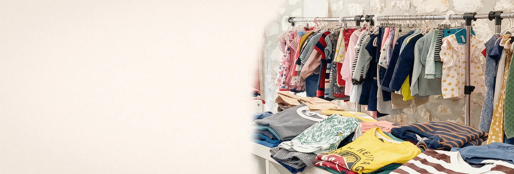 Vêtements enfants d'occasion suspendus et pliés en boutique ColChic Bourges